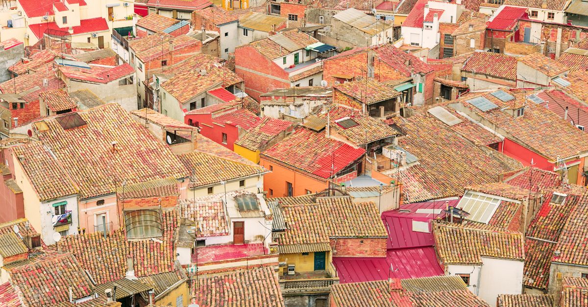 Vista aérea de tejados de una población catalana con arquitectura tradicional.