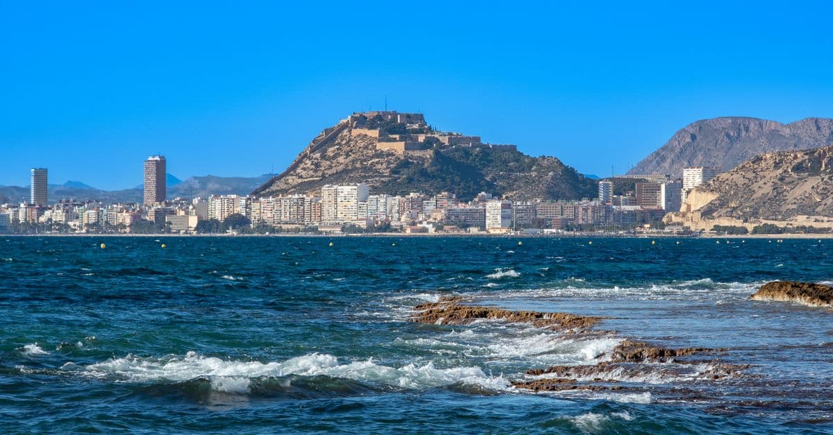 Alicante seafront with Santa Bárbara Castle on Mount Benacantil