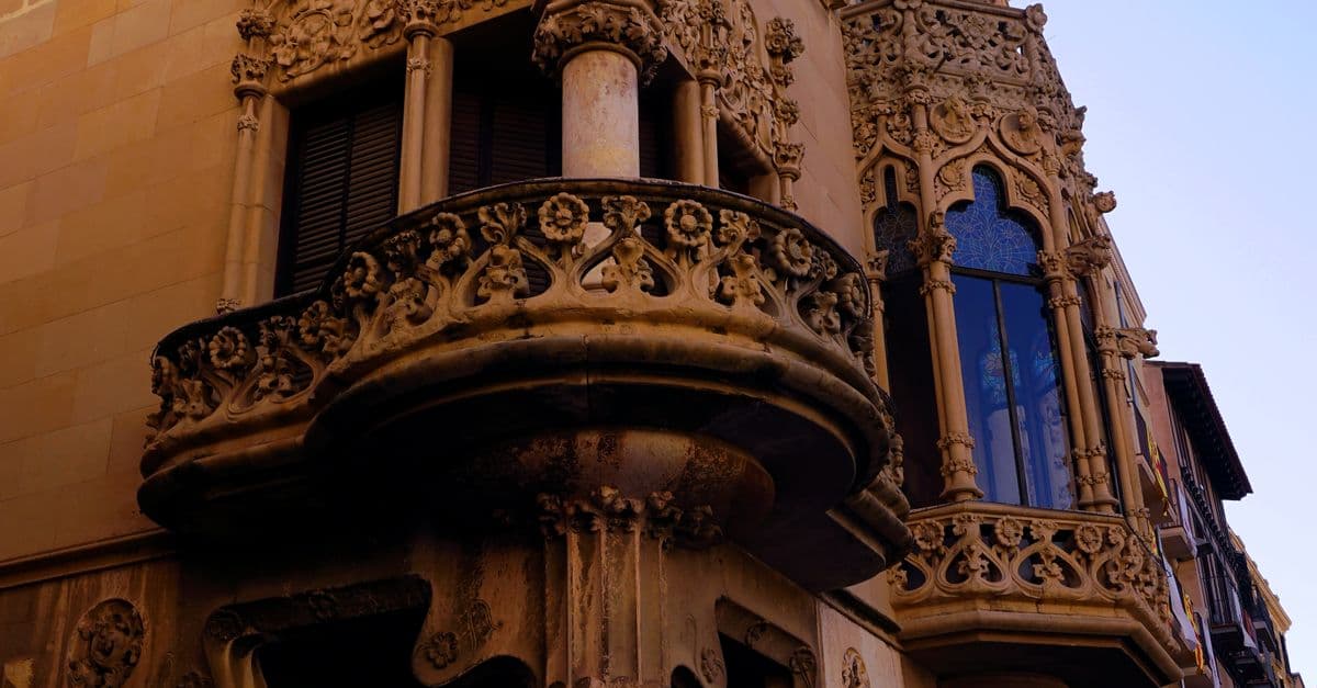 Fachada modernista de la Casa Navàs, en la plaza del Mercadal de Reus.