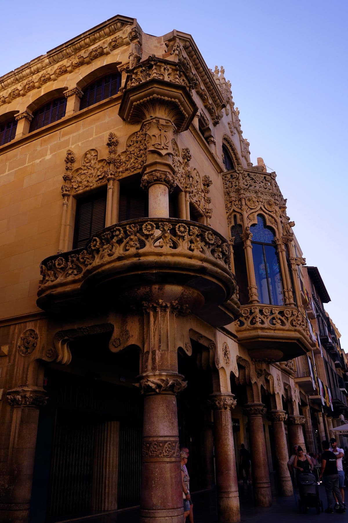 Fachada modernista de la Casa Navàs, en la plaza del Mercadal de Reus.